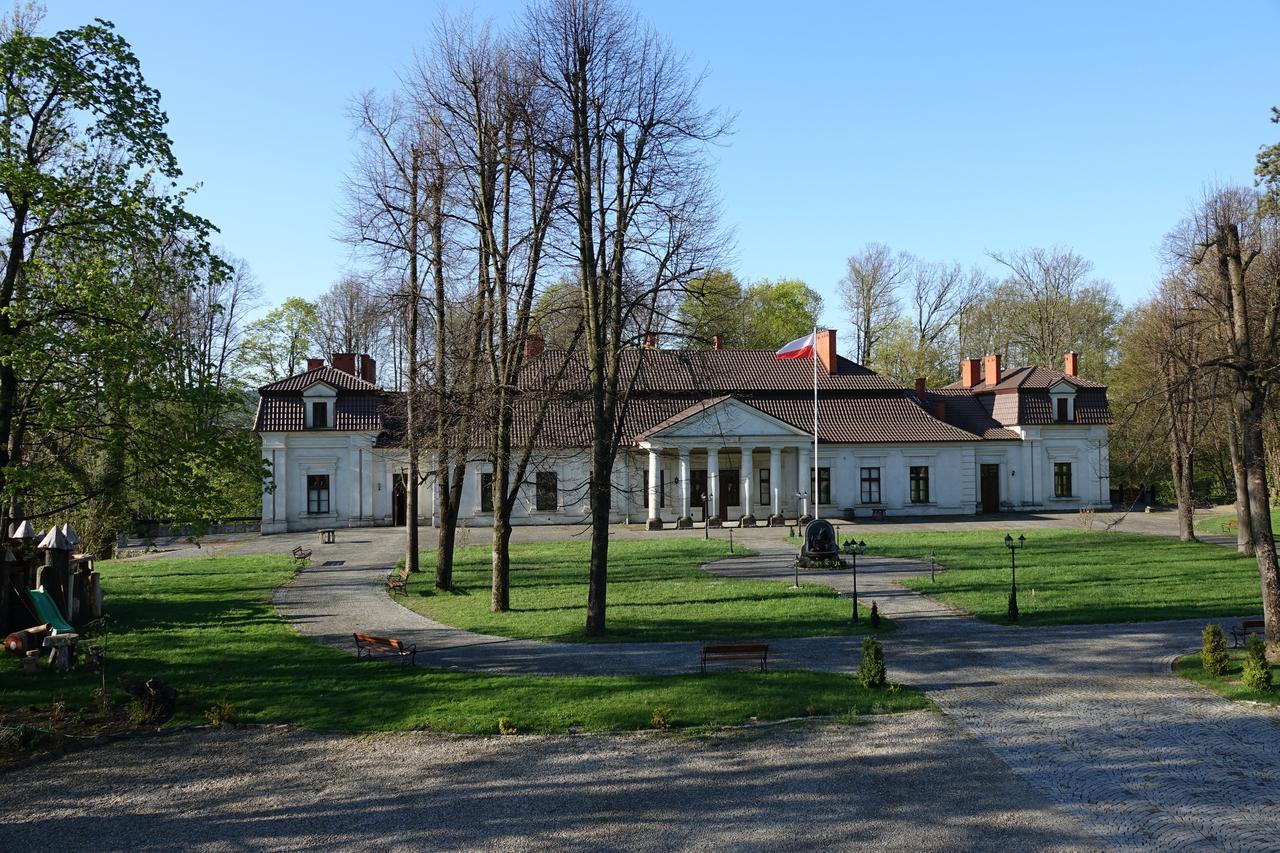 Gosciniec Dworski W Ropie - Pokoje Goscinne Ropa Exteriér fotografie